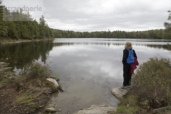 ältere Frau Blick auf einem See  Algonquin Park  Ontario  Kanada