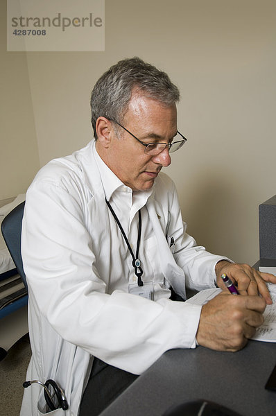 Arzt Sitzung schriftlich auf Patienten Diagramms in Krankenhaus Untersuchungsraum  Toronto  Ontario