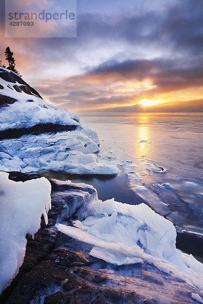 Eis und Saguenay Fjord bei Sonnenaufgang  Sainte-Rose-du-Nord  Québec