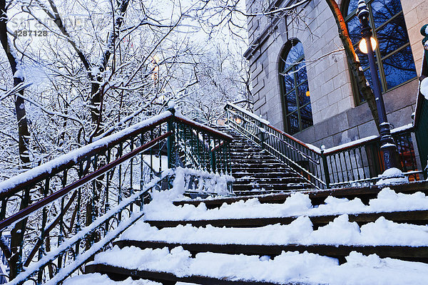 Chateau Frontenac schneebedeckten Treppe im Morgengrauen  Québec  Kanada