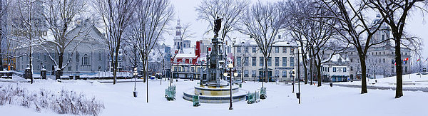 Panorama von schneebedeckten Park am Place d ' Armes  Québec  Kanada