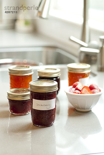 Gläser Marmelade und Erdbeeren auf Küchentheke mit Spüle  Vancouver  British Columbia  Kanada