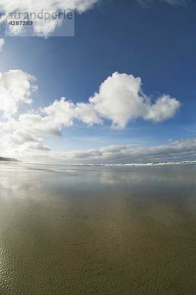 Wolken reflektiert auf einem nassen Strand  Long Beach  Tofino  British Columbia  Kanada