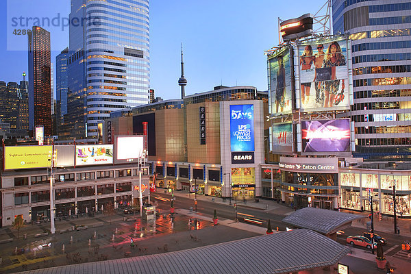 Abenddämmerung Aussicht auf Stadt mit Yonge-Dundas Square  Eaton Centre  Yonge Street und Skyline in Ansicht  Toronto  Ontario  Kanada