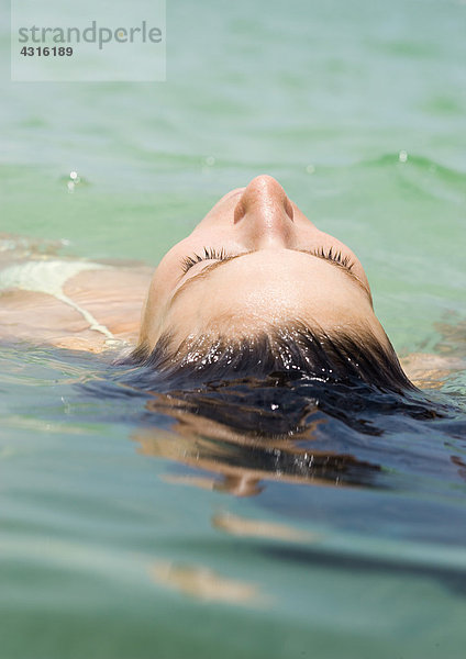 Frau im Wasser schwebend  Nahaufnahme