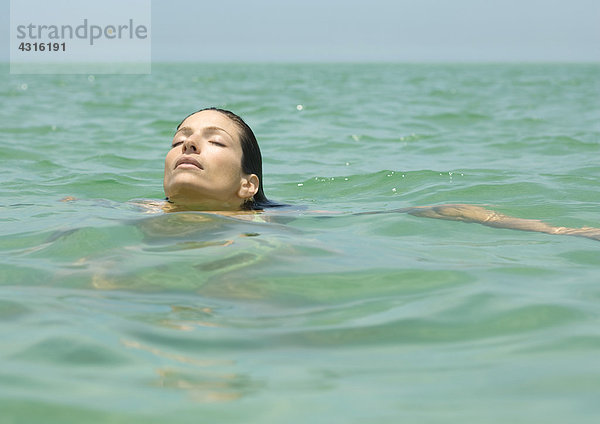 Frau schwimmt im Meer