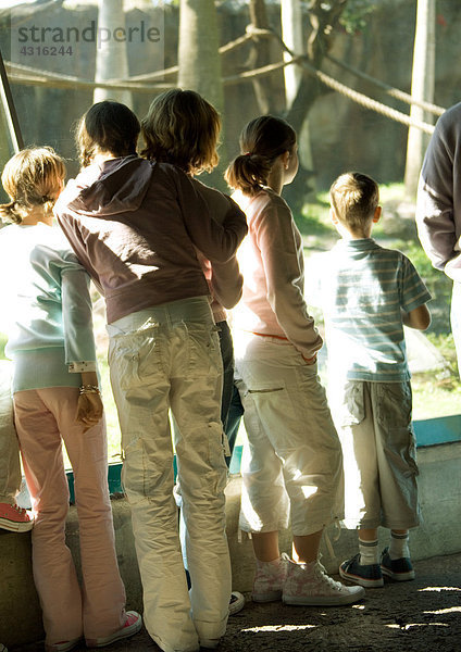 Kindergruppe im Zoo