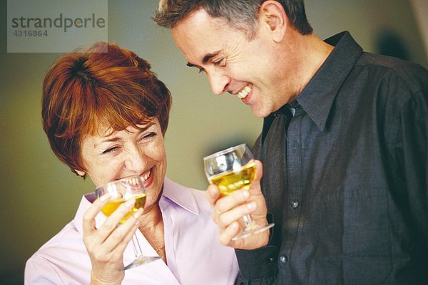 Seniorenpaar mit Gläsern Weißwein