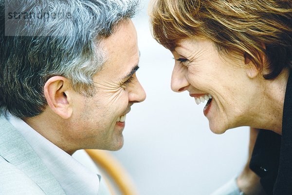 Seniorenpaar  lachend  von Angesicht zu Angesicht  Nahaufnahme
