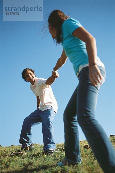 Teenager Junge  der sich an ein Teenagermädchen wendet.