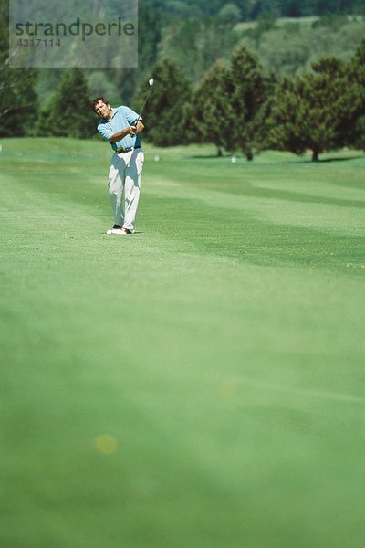 Golfer schwingen  Mitteldistanz