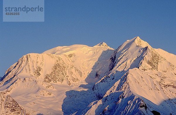 Schneebedeckter Berggipfel