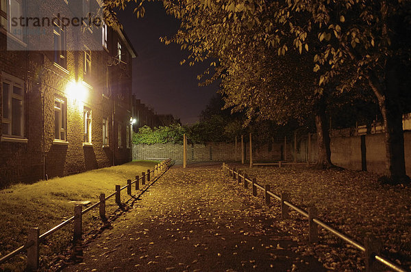 Leerer Bürgersteig bei Nacht