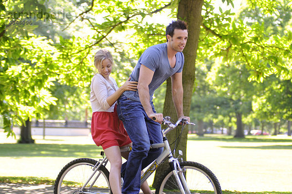 Junges Paar beim gemeinsamen Radfahren
