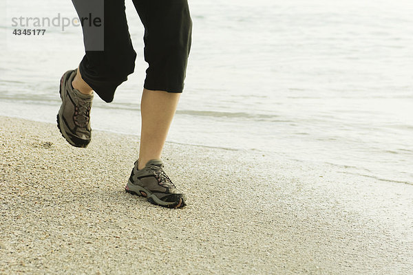 Frau beim Joggen am Strand  niedrige Sektion