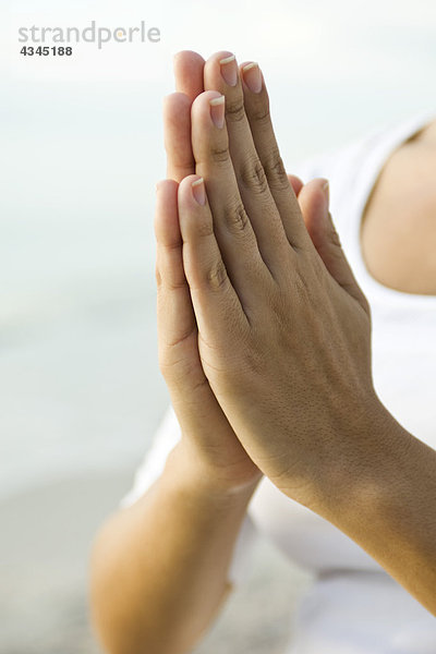 Die umklammerten Hände der Frau in Gebetsposition