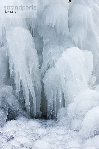 Gefrorener Wasserfall