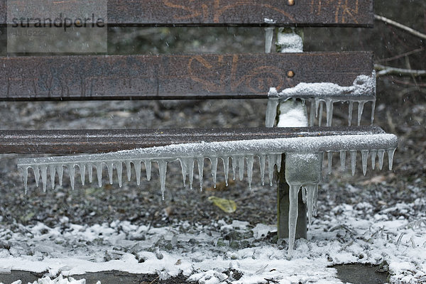 Eiszapfen von der Parkbank hängend