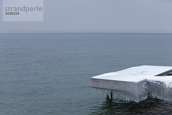 Dock mit Eis und Schnee bedeckt