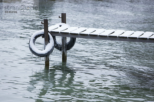 Dock mit Eis und Schnee bedeckt