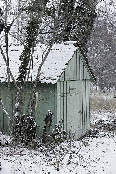 Mit Schnee bedeckter Schuppen