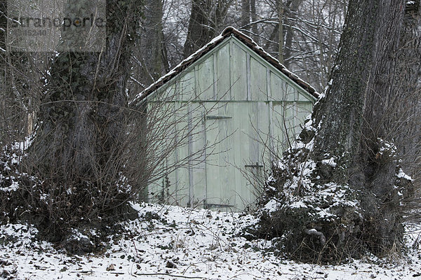 Schuppen in winterlicher Landschaft