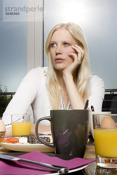 Frau beim Frühstück