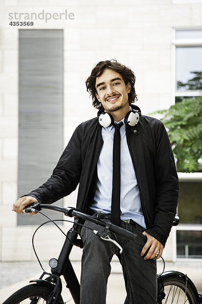 Mann auf dem Fahrrad  Kopfhörer auf