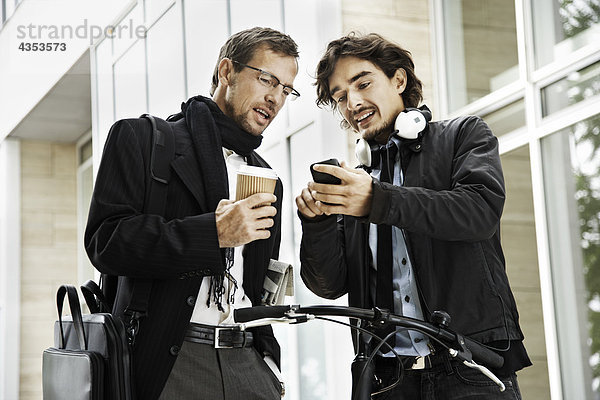 Männer neben dem Fahrrad  Kaffeepause