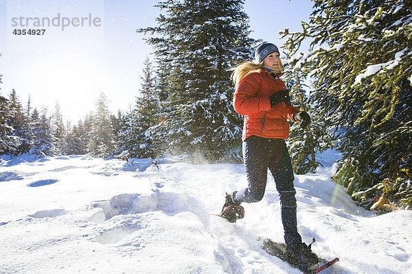 Junge Frau auf Schneeschuhen genießen Sie die Natur in der Nähe von Homer  Alaska im Winter.