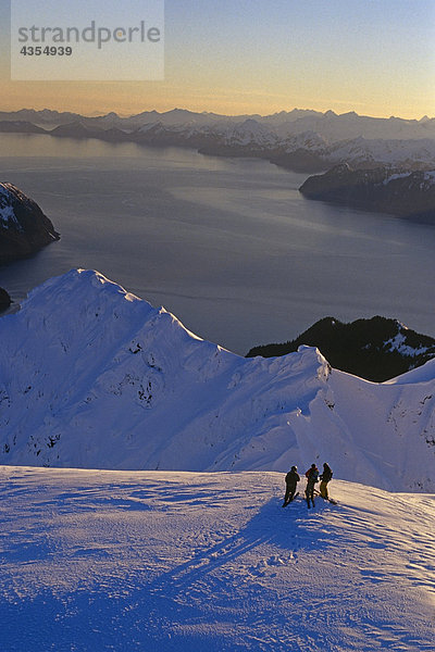 Luftbild von 3 Extremskifahrer Ridge Kenai CT @ Sunrise w/Resurrection Bay in ferne Alaska Winter