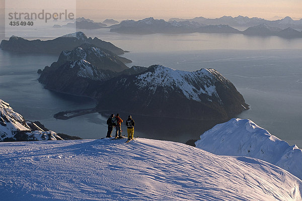 Luftbild von 3 Extremskifahrer Ridge Kenai CT @ Sunrise w/Resurrection Bay in ferne Alaska Winter