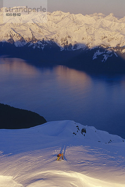 Luftbild von 3 Extremskifahrer Ridge Kenai CT @ Sunrise w/Resurrection Bay in ferne Alaska Winter