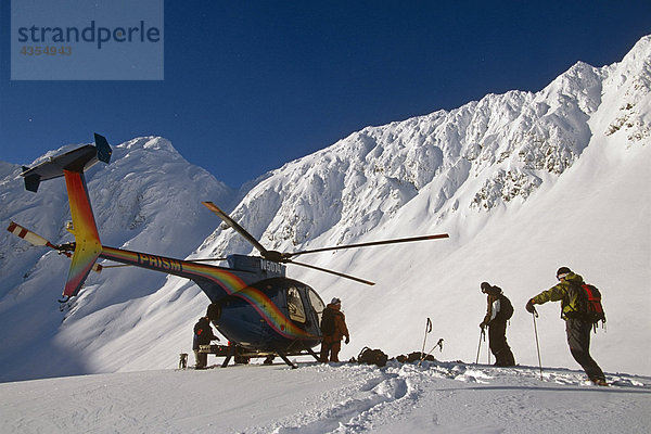 Backcountry Extremskifahrer entladen aus Hubschrauber hoch in der Chugach Mountains South Central Alaska Winter