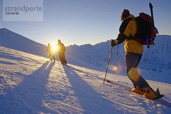 Skitourfahrer Ski über Hang auf Ridge in Sun Chugach Mountains South Central Alaska Winter