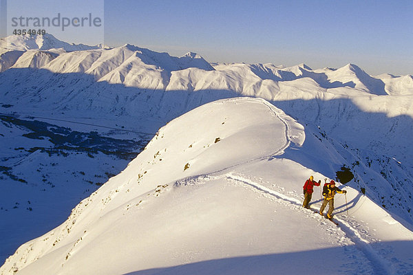 Backcountry Extremskifahrer entlang Ridge Turnagain Arm South Central Alaska Winter im Sonnenlicht