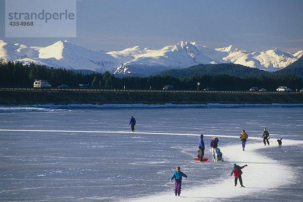 Eisläufer auf Twin Lakes entlang Egan Expressway Juneau Alaska Southeast Winter w/Chilkat Range