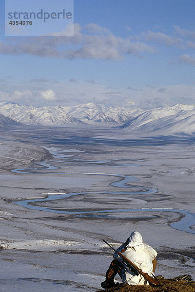 Sitzend auf gerade für Grizzly auf Frühjahr Bear Hunter jagen Noatak River Brooks River arktische Alaska