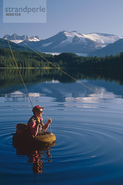 Fliegenfischer in Float Tube Auke See Küste CT Tongass National Forest Alaska Juneau Sommer