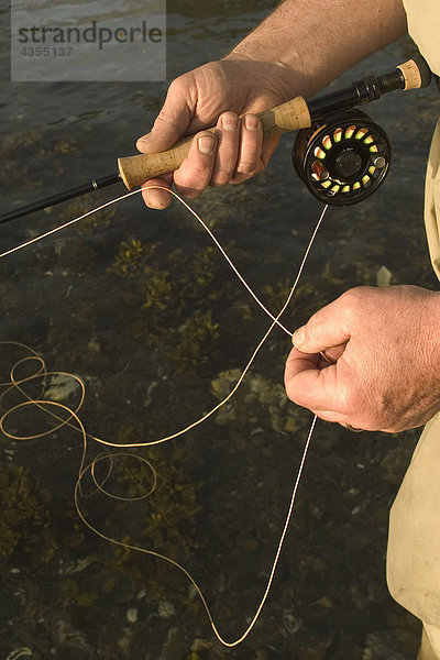 Closeup Flyfishermans Hände auf gelbes SE Alaska Sommer