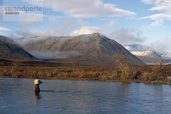 Fliegenfischer Casting auf Tikchik River Wood-Tikchik State Park westlichen Alaska Herbst