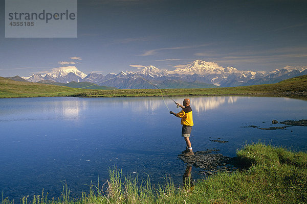 Wanderer Fliegenfischen auf Tundra Teich Denali SP SC AK Sommer