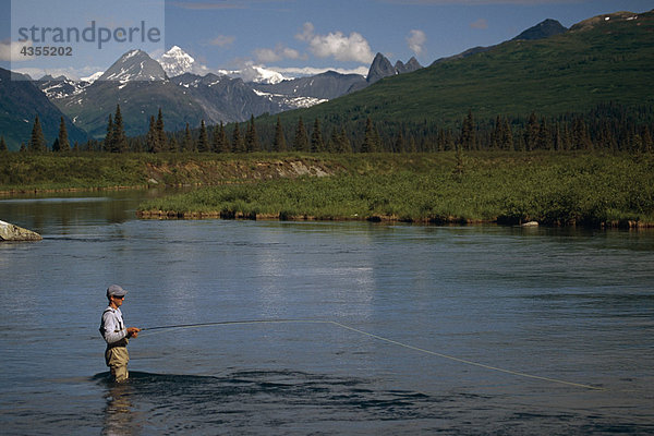 Mann Fliegenfischen auf Lake Creek SC Alaska Sommer