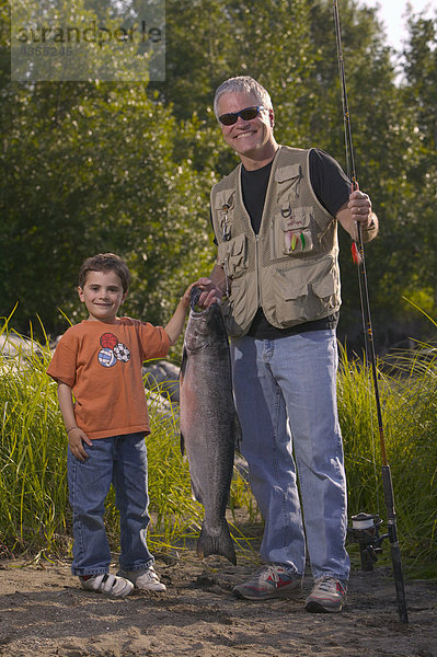 Sohn w/König Lachs gefangen Schiff Creek Digital AK Sommer SC Anchorage