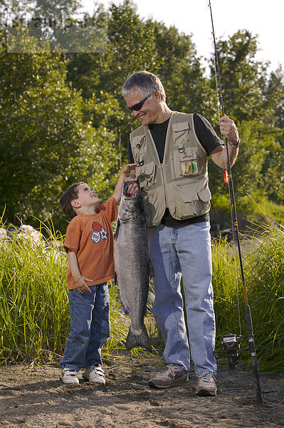 Sohn w/König Lachs gefangen Schiff Creek Digital AK Sommer SC Anchorage