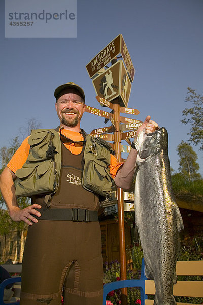 Mann in Fanggeräten hält König Lachs @ ACVB Digital AK SC Sommer Anchorage