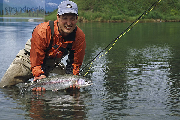 Fliegenfischer hält 27 Rainbow Trout Lake Creek AK SC Sommer