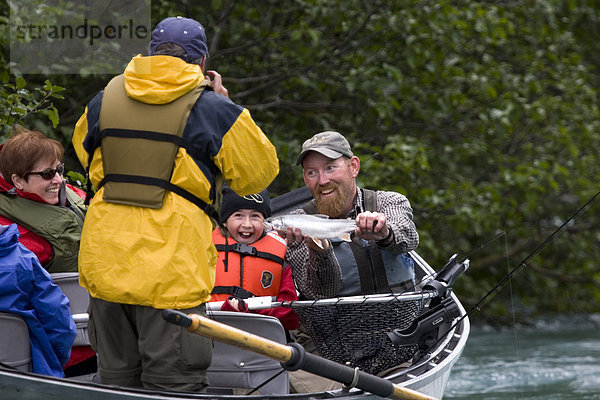 Führer halten Dolly Varden Forelle für Bild für die Familie Fischerei auf Kenai River Kenai-Halbinsel AK