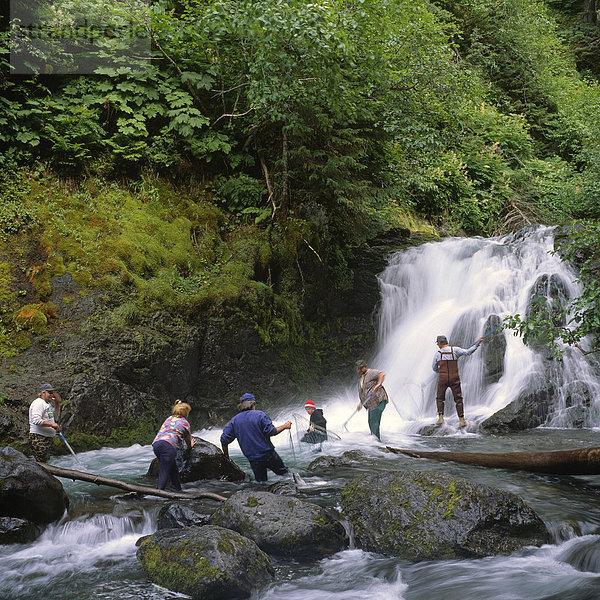 Menschen Dipnetting auf China Poot Crk Kachemak Bay KP Alaska Sommer