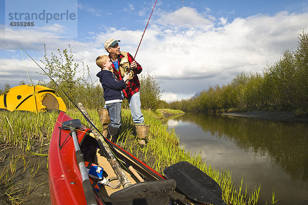 Vater Lehre Sohn zusammen Kaninchen Slough in South Central Alaska im Sommer Fischen